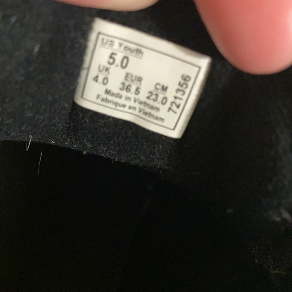 Used VANS shoes ,still in excellent condition. Size 5 US Youth.Open to Offers 🤗 - Picture 3 of 5